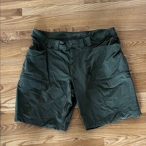 Duluth trading flexpedition Men's Green Cargo Shorts size 40.